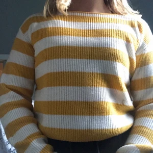 Gul-vit stickad tröja - En stickad tröja i gul och vit, lång armad som också är menad som en ”magtröja” har dock en liten ”skruv” ut stickikt vilket inte går att fixa vad jag vet (FÖRHANSLINGSBART PRIS)