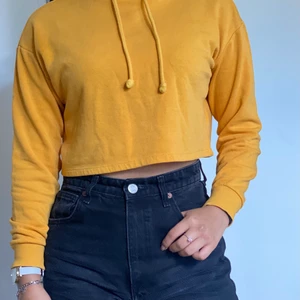 Gul hoodie - Croppad gul hoodie. Jättefin och i bra skick!