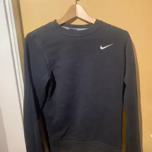 En Nike Sweatshirt i fint välvårdat skick i storlek XS.
