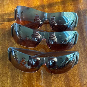 Solglasögon y2k  - Ett par kvar! Tyvärr rätt repiga men går att använda ändå. Från tidigt 2000-tal. 30kr för sista paret pga mer repiga än de två sålda. Spana gärna in mina andra annonser för samfrakt!
