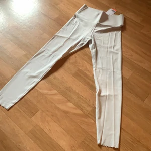 träningsbyxor storlek M - Helt oanvända träningsbyxor med prislappen kvar! Högmidjade och vågit nertill och upptill 