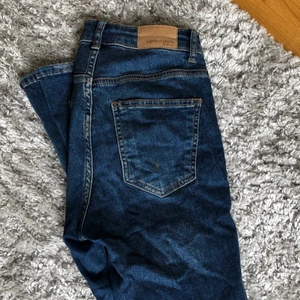 Bootcut jeans - Säljer mina bootcut jeans från Gina Tricot då dom blivit för små för mig. Går nästan ner till marken på mig som är 163cm. Bra skick, inte använda så jättemycket. PM för frågor/bilder! 🧸