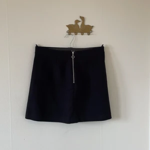 Monki kjol svart - Svart kjol från Monki storlek 38 hög midja a-linjeformad