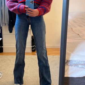 ZARA JEANS!! - Säljer mina älskade zara jeans då dom inte kommer till användning! Dom är i bra skick o är i storlek 34 men skulle säga att de passar en 34/36. Buda ifrån 250kr + frakt! 🥰