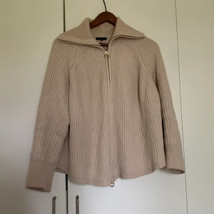 Skitsnygg beige tröja  - Jättefin beige tröja från massimo dutti i storlek S. Helt oanvänd, inga fläckar eller hål! ❤️🥰