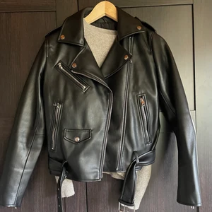 Skinnjacka - Jätte fin skinnjacka från zara i storlek M säljer då det inte är min stil längre💜💜