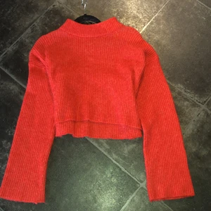 Röd stickad tröja  - Säljer den här för har tröttnat på den, jätte fint skick på den. Det här är en jätte fin stickad tröja, som passar så bra nu till hösten! Skriv för intresse, eller om de behövs tydligare bilder.❤️