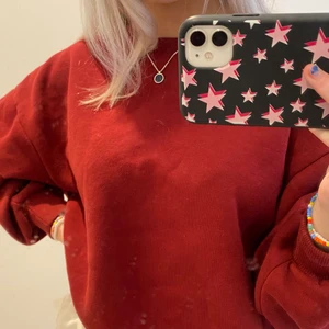 Röd sweatshirt  - Fin vinröd ish sweatshirt från GinaTricot, har inte använt så så mycket men ett fåtal gånger! Köpt för 250kr. *köparen står för frakt💖