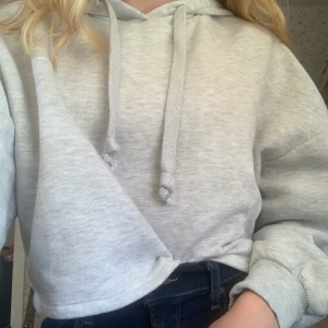 Hoodie - Grå hoodie som inte kommit till användning. Den är varm o skön och köpt på gina tricot.💕