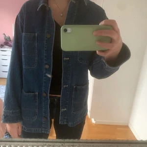 Jeansjacka - Säljer min ascoola jeansjacka! Aldrig använd och i asbra kvalite. Skit snyggt med hoodie under😳✋🏽❤️‍🔥