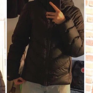 Dunjacka - G star xs - G-star Raw Svart dunjacka. Nypris 2000. Är en xs så inte så stor i storleken om man är mer än en xs men sitter ändå bra om man är en xs och kanske S. Använd 1 vinter men ser nästan ny ut. Ett ytterst litet hål på ena armen, men som knappt syns och kan säkert lagas om man vill det. Skriv om du vill ha mera bilder kan jag säket fixa det. [tar endast swish]. [först till kvarn].