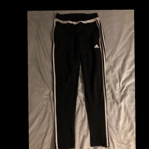 Adidasbyxor storlek XS/S - Byxor från Adidas i storlek XS/S. Använt skick. 