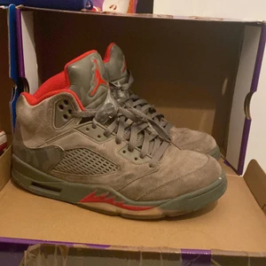 Jordan 5 - Ett par jordan femmor camo. Helt okej skick, kan lätt tvättas till. 