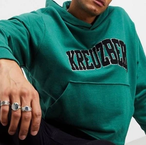 ASOS hoodie strl M - Asos hoodie i jättefin grön färg o snyggt tryck!! Använd endast ett fåtal gånger. Den gröna färgen är som på bilderna från hemsidan💕💕