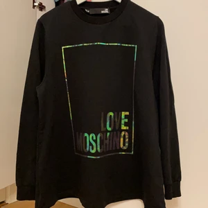 LOVE MOSCHINO TRÖJA OANVÄND - STORLEK L men passar M också, oanvänd, köpte den för 1400kr