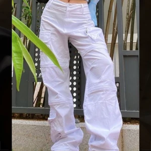 byxor - Säljer dessa coola och lågmidjade byxor, fick hem de igår men de är lite för korta för mig som är 170cm. Kom privat för fler bilder