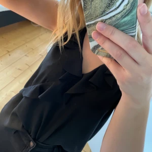 Blus  - Blus från zara! Kortärmad blus med volanger, köpt från zara för något år sedan, storlek S. Använd ett fåtal gånger. 50kr! Betalas via Swish, köpare betalar eventuell frakt!⚡️⚡️