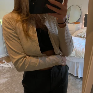 Beige kofta  - Oanvänd beige kofta från Monki med prislappen kvar! Passar till allt och går att både klä upp och klä ner. 