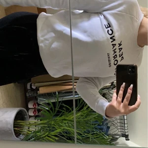 Peak performance tröja  - Säljer nu min peak tröja, den e använd några gånger men fortfarande i väldigt bra skick💕 