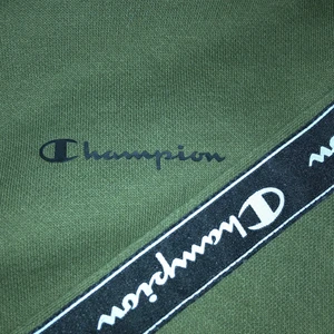 skitsnygg Champion hoodie - Jättefin kaki grön champion hoodie😍 har kanske använder den 5-6ggr så den är i nyskick! Hade inte möjlighet att ta några bra bilder därav andra bilden som visar helheten men hoodie jag har är lika grön som på de övriga bilderna<3 strl XL barn så den passar ca. Xxs-m 