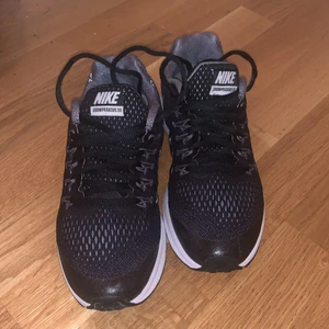 Nike gympaskor  - Nike gympaskor kommer i fint skick jag har inte använda så mycket. Jätte bekväma storlek 36. Priset är 300 kr . Vid intresse hör av er // Veronica 😊