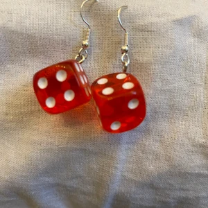 Tärng - Här är de röda örhängena super fina om jag får säga.