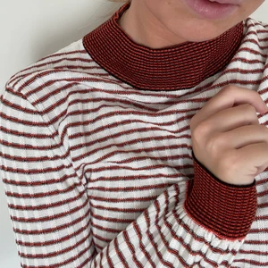 Stickat tröja - Så fin stickad tröja med hög krage! Långärmad med fint glitter i!