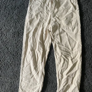 Byxor beiga , raka  - Supersnygga beiga raka byxor från Ginatricot i storlek 36. ÄLSKAR men tyvärr försmå för mig, finns ej att köpa mer🙏🏻