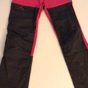 Fritidsbyxor  - Fritidsbyxor i färgen svart och rosa. Mycket bra skick! 