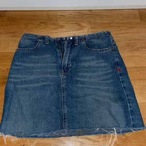 Jeans kjol  - Snygg jeans kjol från diesel. Sitter snyggt och är bekväm. Den är perfekt längd tycker jag .