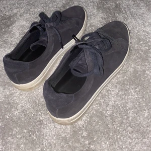 Vagabond mocka skor  - Säljer pågrund av att jag inte använder dem. Knappt använda mocka skor. Säljer för 400kr. Jag står för frakten. Storlek 42 men passar 43 (jag har storlek 43). 