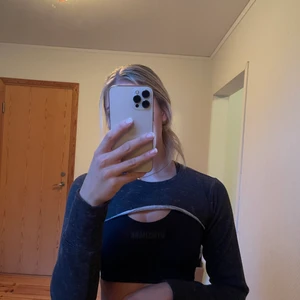 Gymshark tröja strl S - Gymshark; långärmad croppad tröja i strl S. Använd en gång! Ska den skickas med postnord betalar du för frakt!