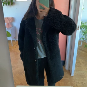 Teddy jacka  - Svart vadderad teddy jacka från New Look. Den är varm så passar till höst eller vinter. I fint skick! Nypris: 799