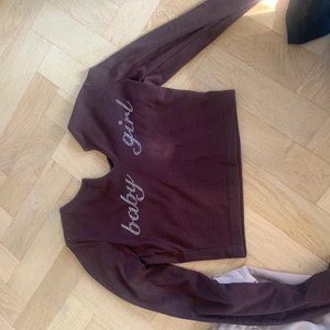 Baby girl tröja  - Min bruna Croptop där det står babygirl. Köpt på shein och använd Max 5 ggr! Väldigt fin ❤️