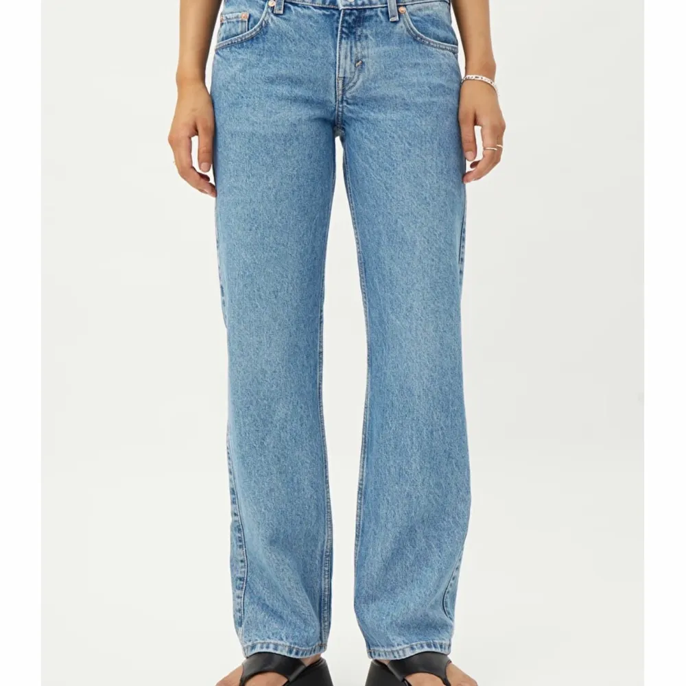 Säljer dessa sjukt snygga jeansen från weekday i modellen ”Arrow low straight jeans”. Säljer då dom aldrig har kommit till användning. Helt slutsålda på hemsidan.. Jeans & Byxor.