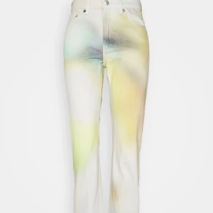 Weekday Voyage blurred jeans  - Säljer dessa supersnygga och trendiga jeans från weekday i storlek 25. Använda några gånger, är i fint skick. Köparen står för frakten :)