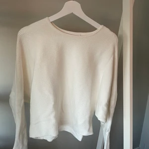 Mysig vit tröja  - Jätteskön och mysig tröja från vila. Ribbad och har vida stora ärmar men som sitter tajt vid handleden och det gör den så skön och snygg! Bra skick!🤍
