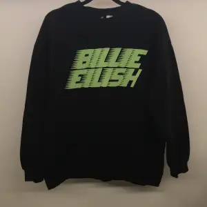 Fin Billie Eilish college tröja nästan oanvänd och en Billie Eilish T-shirt som är använd ett fåtal gånger sälja nu då jag rensat garderoben☺️ paketpris 105kr (+ frakt 45kr)!