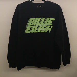 Billie eillish college tröja + tshirt  - Fin Billie Eilish college tröja nästan oanvänd och en Billie Eilish T-shirt som är använd ett fåtal gånger sälja nu då jag rensat garderoben☺️ paketpris 105kr (+ frakt 45kr)!