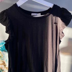 Topp - Säljer denna jättefina tröja från stradivarius , det är jätte fin med en kofta till❤️