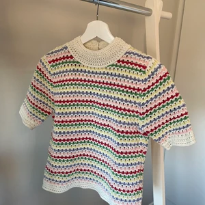 Virkad tröja zara - Så fin virkad topp från zara. Väldigt bra skick. Sitter perfekt på mig som vanligtvis brukar ha storlek s-m. Så fin nu till hösten!