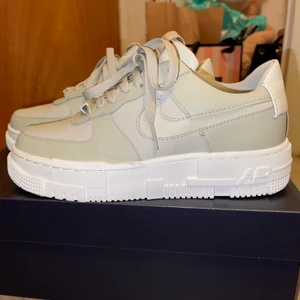 Nike skor - Nikeskor i nyskick, testad 1gång. Säljer pga att de varit lite för små för mig och tiden för retur redan är ute. Köpt för cirka 1200 på zalando.