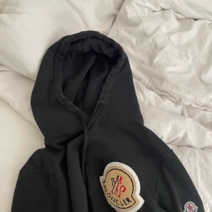 Moncler  - Nästan helt ny. Storlek S (tvättas såklart innan jag postar den) tror jag köpte den för 1700