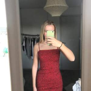 Säljer denna röda klänning från h&m, då den inte kommer till användning💗 köparen står för frakt 