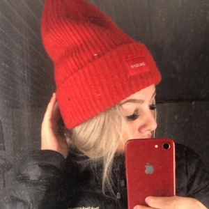 On/off mössa - Använd fåtal gånger, jätte skön mössa och sticks inte alls. Jättefin färg, men lessnat på den, och ska köpa en ny nu till vintern! Säljer den här för 100kr