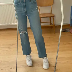 Helt oanvända levis jeans! I modellen ribage straight. Säljer flera i andra färger. Säljer då de har blivit för små. Köparen står för frakten!💓💞Skriv om du har några frågor💓