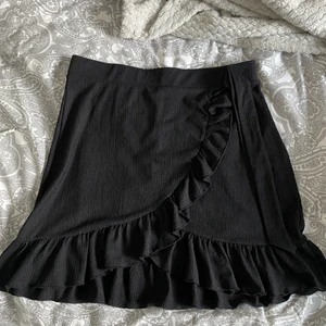 Kjol från Gina!  - Söt volangkjol i storlek XL (liten i storleken så skulle säga L) 