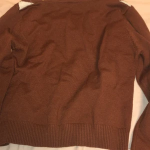 Stikad kofta brun ALDRIG använd - Stikad kofta brun ALDRIG använd, passar s/m original pris: 209kr. Pris 100 + frakt 