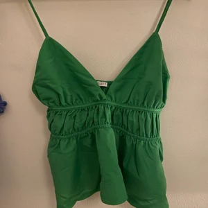 Zara Linne - Säljer detta gröna linne från zara med volanger nertill. Superfin men jag har bara inte använt den någon gång. Den är helt ny, köpte i sommras inte använt! Frakt tillkommer<3 Buda i kommentarerna!!!