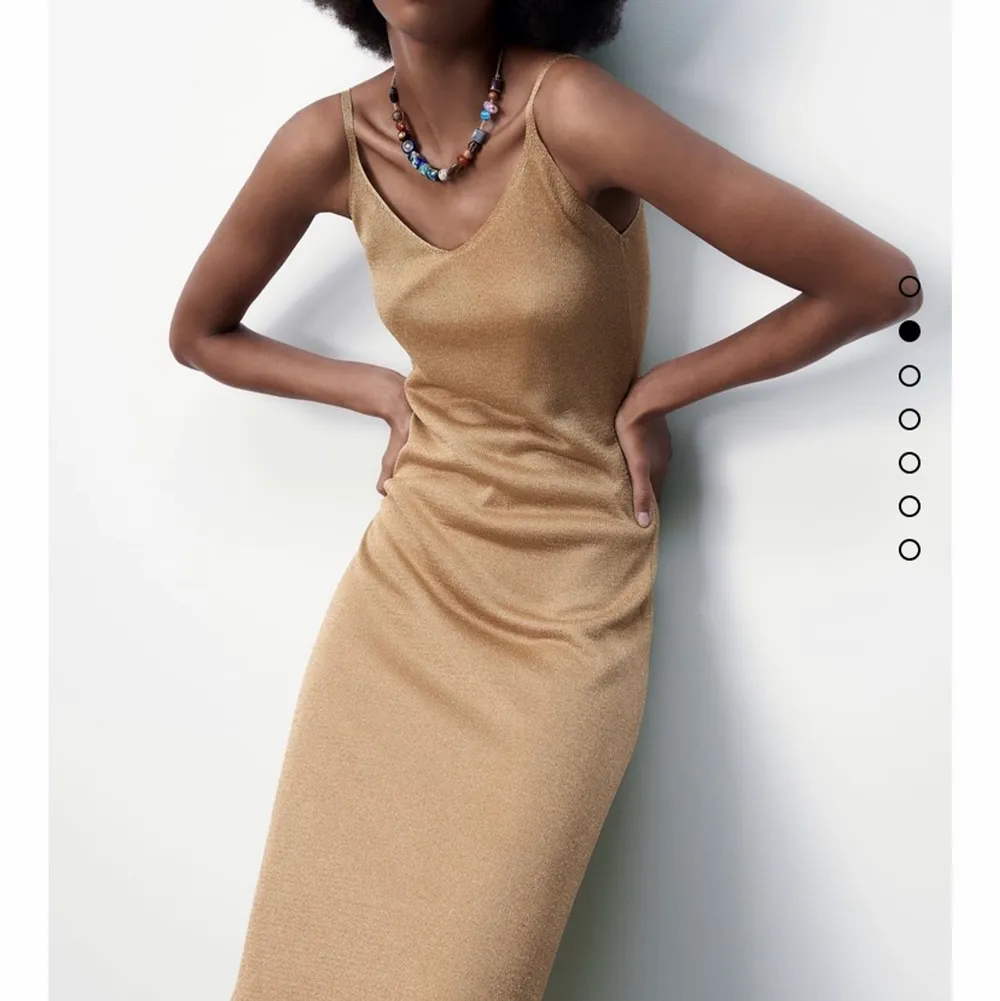 Super fin guldig glittrig klänning från Zara! Köptes i mitten av sommaren och är därför sparsamt använd, super skick. STRL S. Köpare står för eventuell frakt ❤️ fler egna bilder går att få vid intresse. Den är mer glittrig än vad bilderna visar. Klänningar.